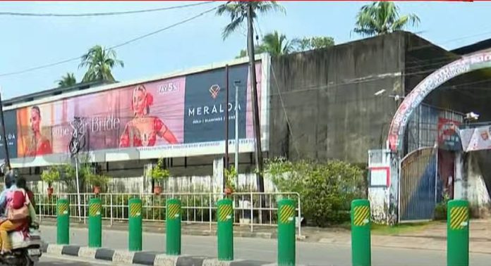 കോഴിക്കോട് സബ് ജയിലിനോട് ചേർന്ന് സുരക്ഷയെ ബാധിക്കുന്ന വിധത്തിൽ കൂറ്റൻ പരസ്യബോർഡുകൾ കോഴിക്കോട് സബ് ജയിലിനോട് ചേർന്ന് സുരക്ഷയെ ബാധിക്കുന്ന വിധത്തിൽ കൂറ്റൻ പരസ്യബോർഡുകൾ