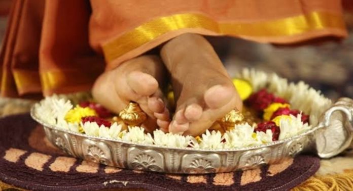 കണ്ണൂരിലും വിദ്യാർത്ഥികളെക്കൊണ്ട് അധ്യാപകരുടെ പാദപൂജ കണ്ണൂരിലും വിദ്യാർത്ഥികളെക്കൊണ്ട് അധ്യാപകരുടെ പാദപൂജ