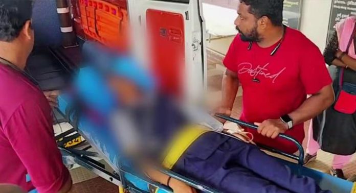 വിദ്യാർത്ഥികൾക്ക് നേരെ പെപ്പർ സ്പ്രേ പ്രയോഗിച്ച് സഹപാഠിയുടെ മാതാപിതാക്കൾ വിദ്യാർത്ഥികൾക്ക് നേരെ പെപ്പർ സ്പ്രേ പ്രയോഗിച്ച് സഹപാഠിയുടെ മാതാപിതാക്കൾ