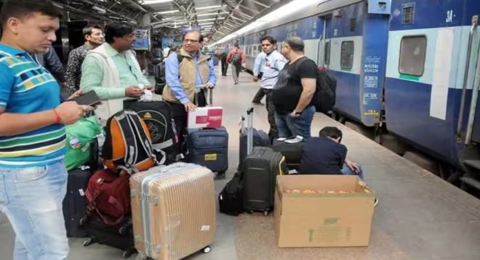 റെയിൽവേ സ്റ്റേഷനിലെ ലഗേജ് ബുക്കിങ്ങിൽ ക്രമക്കേടുനടത്തിയ രണ്ട് റെയിൽവേ ഉദ്യോഗസ്ഥരെ പിരിച്ചുവിട്ടു റെയിൽവേ സ്റ്റേഷനിലെ ലഗേജ് ബുക്കിങ്ങിൽ ക്രമക്കേടുനടത്തിയ രണ്ട് റെയിൽവേ ഉദ്യോഗസ്ഥരെ പിരിച്ചുവിട്ടു