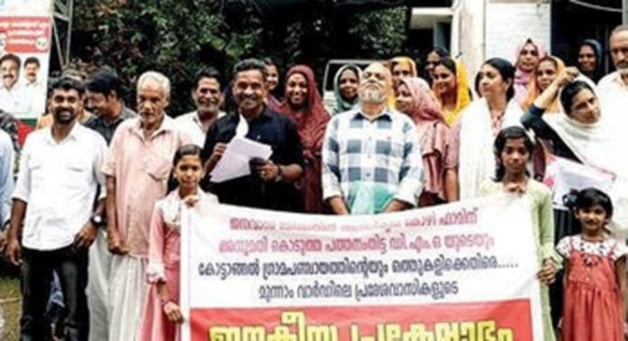 വായ്പൂരിലെ അനധികൃത കോഴി ഫാം അടച്ചുപൂട്ടണം ; പ്രദേശവാസികൾ പഞ്ചായത്ത് ഓഫീസിന് മുൻപിൽ സമരം നടത്തി വായ്പൂരിലെ അനധികൃത കോഴി ഫാം അടച്ചുപൂട്ടണം ; പ്രദേശവാസികൾ പഞ്ചായത്ത് ഓഫീസിന് മുൻപിൽ സമരം നടത്തി