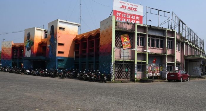 നഗരമധ്യത്തില് അപകടക്കെണിയൊരുക്കി എറണാകുളം കെഎസ്ആര്ടിസി ബസ് സ്റ്റാന്ഡ് നഗരമധ്യത്തില് അപകടക്കെണിയൊരുക്കി എറണാകുളം കെഎസ്ആര്ടിസി ബസ് സ്റ്റാന്ഡ്