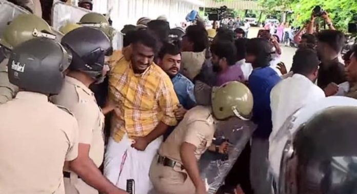 കാലിക്കട്ട് സർവകലാശാലയിലേക്ക് കെഎസ്യു നടത്തിയ പ്രതിഷേധ മാർച്ചിൽ സംഘർഷം കാലിക്കട്ട് സർവകലാശാലയിലേക്ക് കെഎസ്യു നടത്തിയ പ്രതിഷേധ മാർച്ചിൽ സംഘർഷം