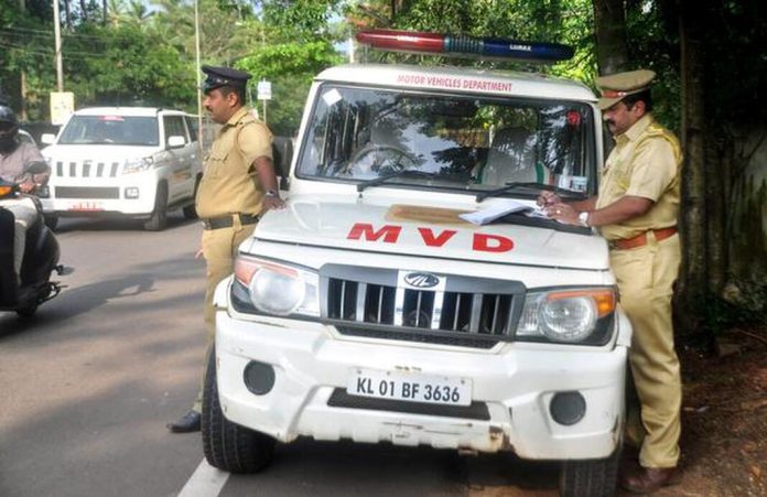 മോട്ടോർ വാഹന വകുപ്പ് പരിശോധനയ്ക്കിടെ അമിതഭാരം കയറ്റി വന്ന ടോറസ് ലോറികൾ ഉപേക്ഷിച്ച് ഡ്രൈവർമാർ മുങ്ങി മോട്ടോർ വാഹന വകുപ്പ് പരിശോധനയ്ക്കിടെ അമിതഭാരം കയറ്റി വന്ന ടോറസ് ലോറികൾ ഉപേക്ഷിച്ച് ഡ്രൈവർമാർ മുങ്ങി