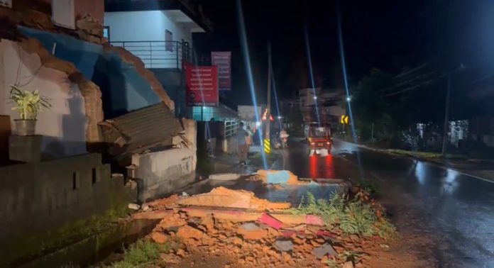കുന്നംകുളം വടക്കാഞ്ചേരി സംസ്ഥാന പാതയിൽ വീടിന്റെ ഒരുഭാഗം തകർന്നു റോഡിലേക്ക് വീണു കുന്നംകുളം വടക്കാഞ്ചേരി സംസ്ഥാന പാതയിൽ വീടിന്റെ ഒരുഭാഗം തകർന്നു റോഡിലേക്ക് വീണു