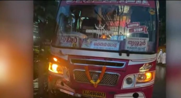 ഒറ്റപ്പാലം കുളക്കാട് സ്വകാര്യ ബസും സ്കൂട്ടറും കൂട്ടിയിടിച്ച് അപകടം ; രണ്ട് പേര്ക്ക് പരിക്ക് ഒറ്റപ്പാലം കുളക്കാട് സ്വകാര്യ ബസും സ്കൂട്ടറും കൂട്ടിയിടിച്ച് അപകടം ; രണ്ട് പേര്ക്ക് പരിക്ക്