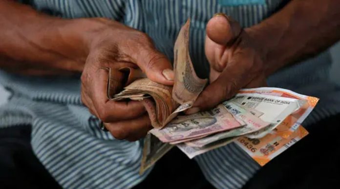 ഇന്ത്യൻ രൂപ ചരിത്രത്തിലെ ഏറ്റവും വലിയ തകർച്ച നേരിട്ടതോടെ ഗൾഫ് കറന്സികള്ക്ക് മുന്നേറ്റം ഇന്ത്യൻ രൂപ ചരിത്രത്തിലെ ഏറ്റവും വലിയ തകർച്ച നേരിട്ടതോടെ ഗൾഫ് കറന്സികള്ക്ക് മുന്നേറ്റം