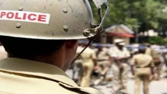 ഡ്യൂട്ടി സമയത്ത് വനിതാ പോലീസുകാര്ക്ക് മേക്കപ്പ് വേണ്ടെന്ന് ബീഹാര് പോലീസ് ഡ്യൂട്ടി സമയത്ത് വനിതാ പോലീസുകാര്ക്ക് മേക്കപ്പ് വേണ്ടെന്ന് ബീഹാര് പോലീസ്