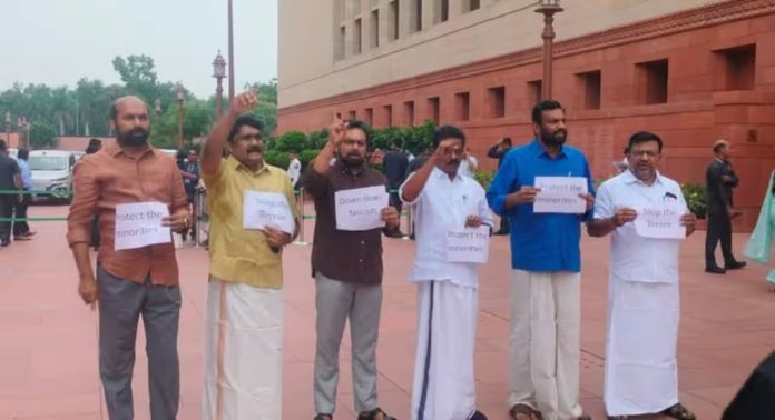 മലയാളി കന്യാസ്ത്രീകളുടെ അറസ്റ്റ് : പാർലമെന്റിന് മുന്നിൽ ഇടത് എംപിമാരുടെ പ്രതിഷേധം മലയാളി കന്യാസ്ത്രീകളുടെ അറസ്റ്റ് : പാർലമെന്റിന് മുന്നിൽ ഇടത് എംപിമാരുടെ പ്രതിഷേധം
