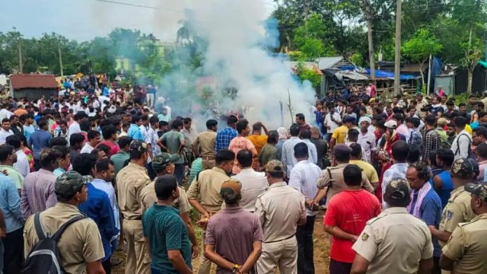 മൂന്ന് അക്രമികള് ചേര്ന്ന് തീകൊളുത്തിയ പതിനഞ്ചുകാരിയെ വിദഗ്ധ ചികിത്സയ്ക്കായി ഡല്ഹി എയിംസിലേക്ക് എയര്ലിഫ്റ്റ് ചെയ്തേക്കും മൂന്ന് അക്രമികള് ചേര്ന്ന് തീകൊളുത്തിയ പതിനഞ്ചുകാരിയെ വിദഗ്ധ ചികിത്സയ്ക്കായി ഡല്ഹി എയിംസിലേക്ക് എയര്ലിഫ്റ്റ് ചെയ്തേക്കും