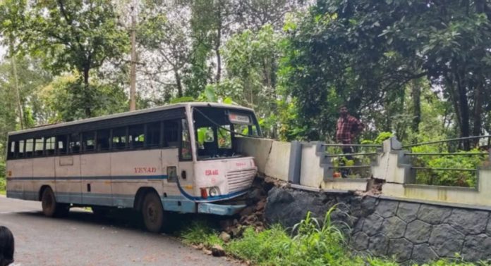റാന്നിയില് കെ.എസ്.ആര്.ടി.സി ബസ് മതിലില് ഇടിച്ചുകയറി ; നിരവധി യാത്രക്കാര്ക്ക് പരിക്ക് റാന്നിയില് കെ.എസ്.ആര്.ടി.സി ബസ് മതിലില് ഇടിച്ചുകയറി ; നിരവധി യാത്രക്കാര്ക്ക് പരിക്ക്