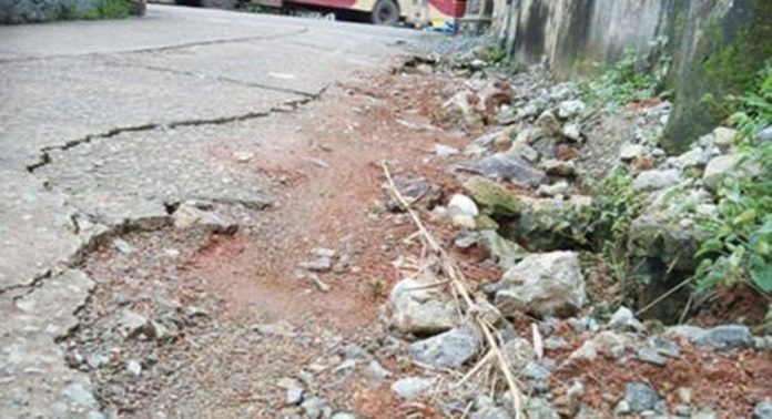 പന്തളം വലിയകോയിക്കൽ ധർമശാസ്താ ക്ഷേത്രത്തിലേക്കുള്ള പാതയുടെ അരിക് ഇടിഞ്ഞു പന്തളം വലിയകോയിക്കൽ ധർമശാസ്താ ക്ഷേത്രത്തിലേക്കുള്ള പാതയുടെ അരിക് ഇടിഞ്ഞു