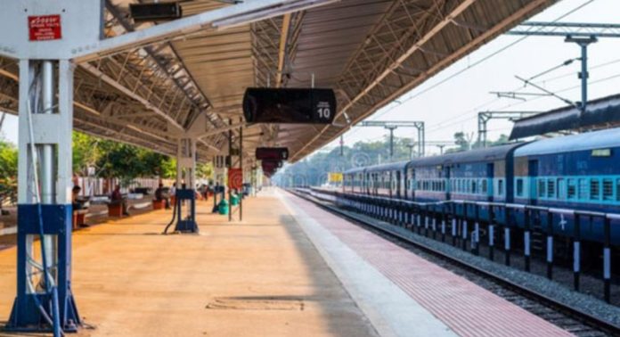 റെയില്വെ സ്റ്റേഷനിലും ട്രാക്കിലും ഇനി റീല്സ് എടുത്താൽ 1000 രൂപ പിഴ റെയില്വെ സ്റ്റേഷനിലും ട്രാക്കിലും ഇനി റീല്സ് എടുത്താൽ 1000 രൂപ പിഴ