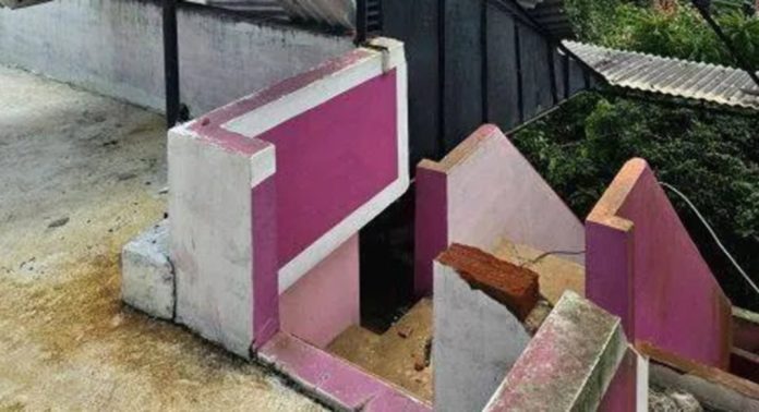 കാറ്റ് ; തിരുവൻവണ്ടൂരിൽ ക്ഷേത്ര യജ്ഞശാലയുടെ മേൽക്കൂരയും വീടിന്റെ റൂഫിംഗും തകർന്നു കാറ്റ് ; തിരുവൻവണ്ടൂരിൽ ക്ഷേത്ര യജ്ഞശാലയുടെ മേൽക്കൂരയും വീടിന്റെ റൂഫിംഗും തകർന്നു