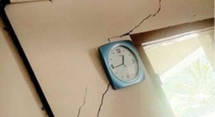 തോട്ടപ്പുഴശ്ശേരി വില്ലേജ് ഓഫീസിന്റെ ഭിത്തിയിൽ വിള്ളലുകൾ തോട്ടപ്പുഴശ്ശേരി വില്ലേജ് ഓഫീസിന്റെ ഭിത്തിയിൽ വിള്ളലുകൾ