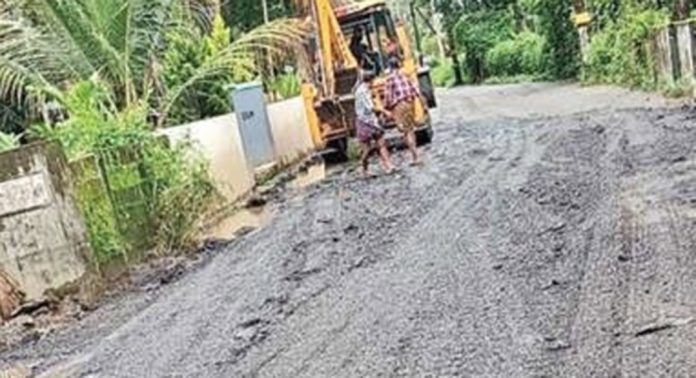 തുറവൂർ-കുമ്പളങ്ങി റോഡിലെ അപകടക്കുഴികൾ അടച്ചുതുടങ്ങി തുറവൂർ-കുമ്പളങ്ങി റോഡിലെ അപകടക്കുഴികൾ അടച്ചുതുടങ്ങി