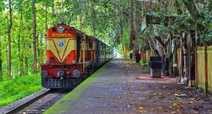 കേരളത്തിലൂടെയുള്ള വിവിധ ട്രെയിൻ സർവീസുകൾ വൈകി ഓടുന്നതായി റിപ്പോർട്ട് കേരളത്തിലൂടെയുള്ള വിവിധ ട്രെയിൻ സർവീസുകൾ വൈകി ഓടുന്നതായി റിപ്പോർട്ട്