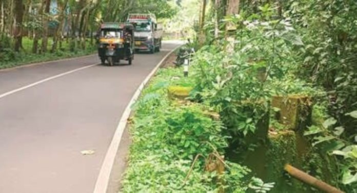 കൈവരിയില്ലാതെ തൃപ്പാറ ഭാഗത്തെ കലുങ്ക് ; അപകടഭീതിയില് യാത്രക്കാര് കൈവരിയില്ലാതെ തൃപ്പാറ ഭാഗത്തെ കലുങ്ക് ; അപകടഭീതിയില് യാത്രക്കാര്