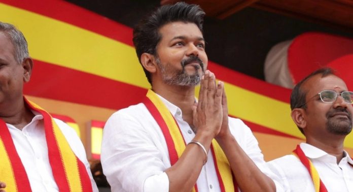 കരൂരിൽ പ്രചാരണ പരിപാടിക്കിടെ മരണപെട്ടവരുടെ കുടുംബാംഗങ്ങളോട് വിഡിയോ കോളിൽ സംസാരിച്ച് വിജയ് കരൂരിൽ പ്രചാരണ പരിപാടിക്കിടെ മരണപെട്ടവരുടെ കുടുംബാംഗങ്ങളോട് വിഡിയോ കോളിൽ സംസാരിച്ച് വിജയ്