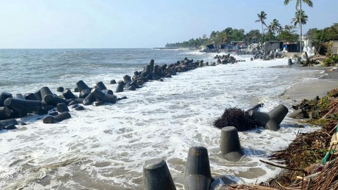 സംസ്ഥാനത്ത് ഇന്നും ഉയർന്ന തിരമാല മുന്നറിയിപ്പ് സംസ്ഥാനത്ത് ഇന്നും ഉയർന്ന തിരമാല മുന്നറിയിപ്പ്