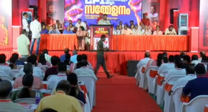 മുഖ്യമന്ത്രി ഏകാധിപത്യം കാട്ടുന്നുവെന്ന് സിപിഐ എറണാകുളം ജില്ലാ സമ്മേളനത്തില് വിമര്ശനം മുഖ്യമന്ത്രി ഏകാധിപത്യം കാട്ടുന്നുവെന്ന് സിപിഐ എറണാകുളം ജില്ലാ സമ്മേളനത്തില് വിമര്ശനം