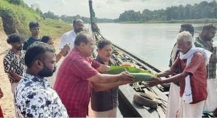 വെൺപാല-കദളിമംഗലം പള്ളിയോടം വെള്ളിയാഴ്ച ആറന്മുള ക്ഷേത്രക്കടവിലെത്തി വെൺപാല-കദളിമംഗലം പള്ളിയോടം വെള്ളിയാഴ്ച ആറന്മുള ക്ഷേത്രക്കടവിലെത്തി