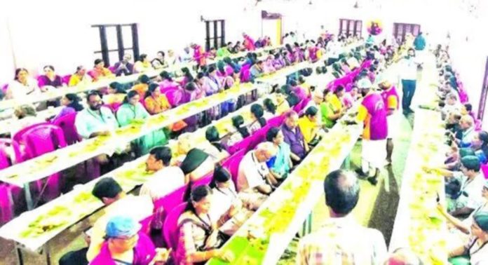 കെ.എസ്.ആർ.ടി.സി തീർത്ഥാടന സർവീസ് ഹിറ്റ് ; ഇന്നലെ വള്ളസദ്യയിൽ പങ്കെടുത്തത് 437 പേർ കെ.എസ്.ആർ.ടി.സി തീർത്ഥാടന സർവീസ് ഹിറ്റ് ; ഇന്നലെ വള്ളസദ്യയിൽ പങ്കെടുത്തത് 437 പേർ