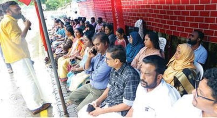 എകെഎസ്ടിയു ഡിഡിഇ ഓഫീസിലേക്ക് മാർച്ച് നടത്തി എകെഎസ്ടിയു ഡിഡിഇ ഓഫീസിലേക്ക് മാർച്ച് നടത്തി