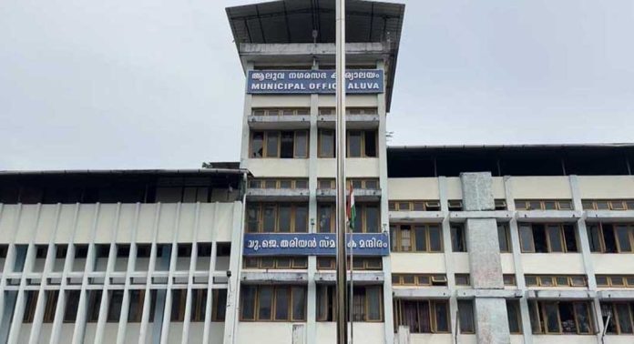 ആലുവ പോലീസ് സ്റ്റേഷനിൽ നിന്നും കക്കൂസ് മാലിന്യം റോഡിലേക്ക് ഒഴുക്കിയ വിഷയത്തിൽ സിഐയ്ക്ക് നോട്ടീസ് നൽകി നഗരസഭാ സെക്രട്ടറി ആലുവ പോലീസ് സ്റ്റേഷനിൽ നിന്നും കക്കൂസ് മാലിന്യം റോഡിലേക്ക് ഒഴുക്കിയ വിഷയത്തിൽ സിഐയ്ക്ക് നോട്ടീസ് നൽകി നഗരസഭാ സെക്രട്ടറി