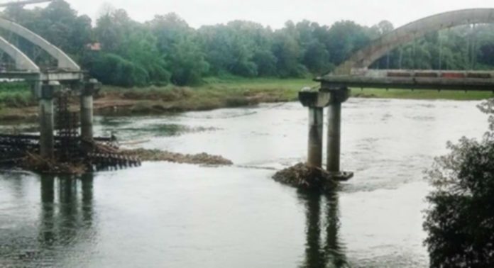 പള്ളിയോടങ്ങളുടെ വഴിമുടക്കി കോഴഞ്ചേരി സമാന്തരപാലം നിർമാണത്തിന്റെ അവശിഷ്ടങ്ങൾ പള്ളിയോടങ്ങളുടെ വഴിമുടക്കി കോഴഞ്ചേരി സമാന്തരപാലം നിർമാണത്തിന്റെ അവശിഷ്ടങ്ങൾ