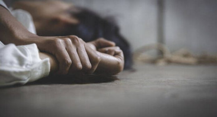 കൊറിയര് ഡെലിവറിക്കെന്ന വ്യാജേന വീട്ടിലെത്തിയ ആള് 25-കാരിയെ പീഡിപ്പിച്ചതായി പരാതി കൊറിയര് ഡെലിവറിക്കെന്ന വ്യാജേന വീട്ടിലെത്തിയ ആള് 25-കാരിയെ പീഡിപ്പിച്ചതായി പരാതി