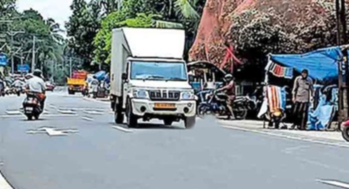 ഏഴംകുളം–കൈപ്പട്ടൂർ റോഡിൽ സിഗ്നൽ ലൈറ്റുകൾ സ്ഥാപിച്ച് വാഹനങ്ങളെ നിയന്ത്രിക്കണമെന്നാവശ്യം ശക്തം ഏഴംകുളം–കൈപ്പട്ടൂർ റോഡിൽ സിഗ്നൽ ലൈറ്റുകൾ സ്ഥാപിച്ച് വാഹനങ്ങളെ നിയന്ത്രിക്കണമെന്നാവശ്യം ശക്തം