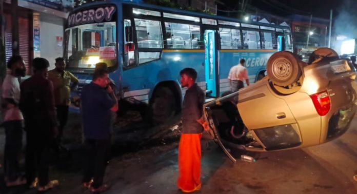 വടശേരിക്കരയില് കാറും സ്വകാര്യ ബസും കൂട്ടിയിടിച്ച് അപകടം ; കാർ ഡ്രൈവർക്ക് തലക്ക് പരിക്കേറ്റു വടശേരിക്കരയില് കാറും സ്വകാര്യ ബസും കൂട്ടിയിടിച്ച് അപകടം ; കാർ ഡ്രൈവർക്ക് തലക്ക് പരിക്കേറ്റു