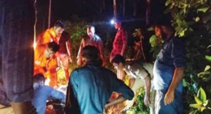 കൂടൽ-മാങ്കോട് വൈദ്യുതത്തൂണിടാനെടുത്ത കുഴിയിൽ അകപെട്ട പശുവിനെ ഒന്നരമണിക്കൂർ പരിശ്രമത്തിൽ അഗ്നിരക്ഷാസേനയും നാട്ടുകാരും ചേർന്ന് രക്ഷിച്ചു കൂടൽ-മാങ്കോട് വൈദ്യുതത്തൂണിടാനെടുത്ത കുഴിയിൽ അകപെട്ട പശുവിനെ ഒന്നരമണിക്കൂർ പരിശ്രമത്തിൽ അഗ്നിരക്ഷാസേനയും നാട്ടുകാരും ചേർന്ന് രക്ഷിച്ചു