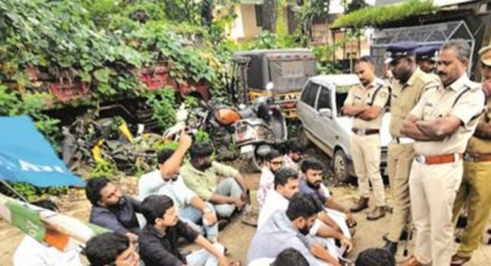 യൂത്ത് കോണ്ഗ്രസ് പ്രവര്ത്തകര് അടൂര് പോലീസ് സ്റ്റേഷന് ഉപരോധിച്ചു യൂത്ത് കോണ്ഗ്രസ് പ്രവര്ത്തകര് അടൂര് പോലീസ് സ്റ്റേഷന് ഉപരോധിച്ചു