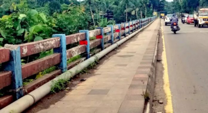 ഏനാത്ത് പാലത്തിന്റെ കൈവരിക്കുമുകളിൽ സുരക്ഷാവേലി സ്ഥാപിക്കണമെന്ന ആവശ്യം ശക്തമാകുന്നു ഏനാത്ത് പാലത്തിന്റെ കൈവരിക്കുമുകളിൽ സുരക്ഷാവേലി സ്ഥാപിക്കണമെന്ന ആവശ്യം ശക്തമാകുന്നു