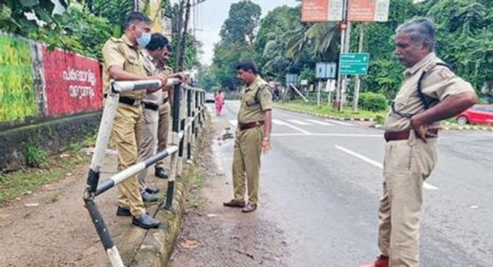 അടൂർ കെപി റോഡിൽ ഹൈസ്കൂൾ ജംഗ്ഷന് സമീപത്തെ കൈവരി നേരേയാക്കി പോലീസ് അടൂർ കെപി റോഡിൽ ഹൈസ്കൂൾ ജംഗ്ഷന് സമീപത്തെ കൈവരി നേരേയാക്കി പോലീസ്