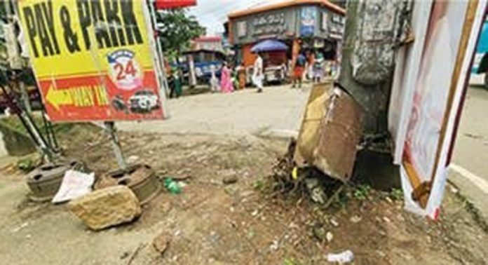 അടൂർ കെഎസ്ആർടിസി ബസ്സ്റ്റാൻഡിന് ഉയരവിളക്കിന് താഴെയുള്ള പെട്ടിയിൽ നിന്നുള്ള അപകടാവസ്ഥയ്ക്ക് താത്കാലിക പരിഹാരം അടൂർ കെഎസ്ആർടിസി ബസ്സ്റ്റാൻഡിന് ഉയരവിളക്കിന് താഴെയുള്ള പെട്ടിയിൽ നിന്നുള്ള അപകടാവസ്ഥയ്ക്ക് താത്കാലിക പരിഹാരം