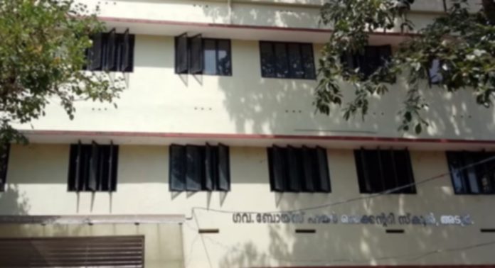 ജോലിക്കെത്തിയ അധ്യാപകരെ തിരികെ വിടാതിരിക്കാൻ കവാടത്തിലെ ഗേറ്റ് പണിമുടക്കനുകൂലികൾ ബന്ധിച്ചു ; പോലീസെത്തി തുറന്നുകൊടുത്തു ജോലിക്കെത്തിയ അധ്യാപകരെ തിരികെ വിടാതിരിക്കാൻ കവാടത്തിലെ ഗേറ്റ് പണിമുടക്കനുകൂലികൾ ബന്ധിച്ചു ; പോലീസെത്തി തുറന്നുകൊടുത്തു