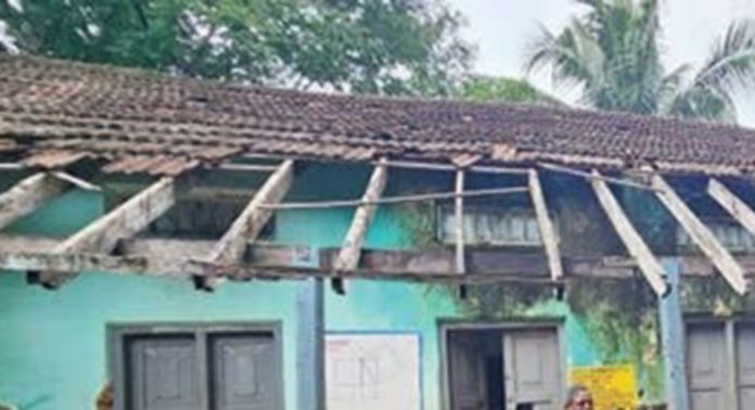 അടൂർ ഗവ. ബോയ്സ് ഹയർസെക്കൻഡറി സ്കൂളിലെ 108 വർഷം പഴക്കമുള്ള സ്കൂൾകെട്ടിടം ഏതു നിമിഷവും നിലംപൊത്താവുന്ന അവസ്ഥയിൽ അടൂർ ഗവ. ബോയ്സ് ഹയർസെക്കൻഡറി സ്കൂളിലെ 108 വർഷം പഴക്കമുള്ള സ്കൂൾകെട്ടിടം ഏതു നിമിഷവും നിലംപൊത്താവുന്ന അവസ്ഥയിൽ