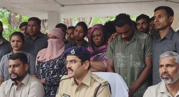 വിസ കാലാവധി കഴിഞ്ഞിട്ടും രാജ്യത്ത് തുടർന്ന നാല് ആഫ്രിക്കൻ പൗരന്മാരെ അറസറ്റ് ചെയ്ത് നാട് കടത്തി വിസ കാലാവധി കഴിഞ്ഞിട്ടും രാജ്യത്ത് തുടർന്ന നാല് ആഫ്രിക്കൻ പൗരന്മാരെ അറസറ്റ് ചെയ്ത് നാട് കടത്തി
