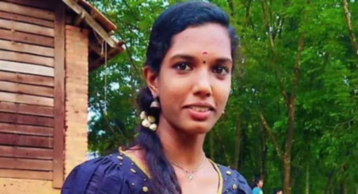 ക്ഷേത്രദർശനം കഴിഞ്ഞ് മടങ്ങിവരവെ കാറിടിച്ച് യുവതിയ്ക്ക് ദാരുണാന്ത്യം ക്ഷേത്രദർശനം കഴിഞ്ഞ് മടങ്ങിവരവെ കാറിടിച്ച് യുവതിയ്ക്ക് ദാരുണാന്ത്യം