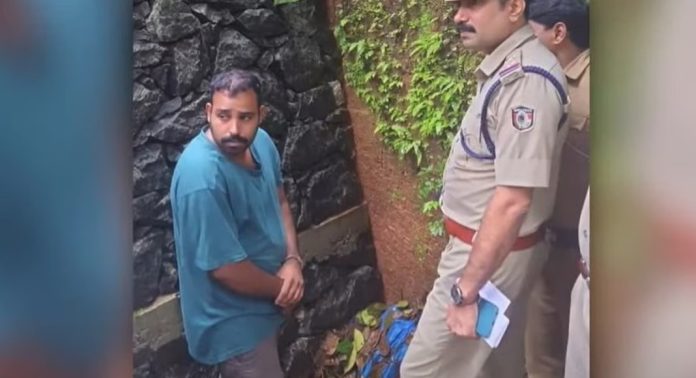 പന്തീരാങ്കാവിലെ ബാങ്കിൽ നിന്ന് പണം തട്ടിയ കേസ് ; പറമ്പിൽ കുഴിച്ചിട്ട 39 ലക്ഷം രൂപ പോലീസ് കണ്ടെടുത്തു പന്തീരാങ്കാവിലെ ബാങ്കിൽ നിന്ന് പണം തട്ടിയ കേസ് ; പറമ്പിൽ കുഴിച്ചിട്ട 39 ലക്ഷം രൂപ പോലീസ് കണ്ടെടുത്തു