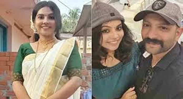 ഷാർജയിൽ ആത്മഹത്യ ചെയ്ത നിലയിൽ കണ്ടെത്തിയ അതുല്യയുടെ മൃതദേഹം നാട്ടിൽ എത്തിച്ചു ഷാർജയിൽ ആത്മഹത്യ ചെയ്ത നിലയിൽ കണ്ടെത്തിയ അതുല്യയുടെ മൃതദേഹം നാട്ടിൽ എത്തിച്ചു