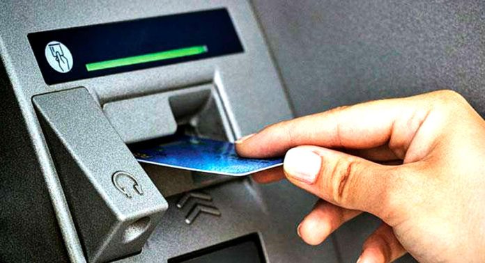 ഗൃഹനാഥനെ തടഞ്ഞുനിർത്തി ATM കാർഡ് പിടിച്ചുവാങ്ങി പണം കവർന്നു ഗൃഹനാഥനെ തടഞ്ഞുനിർത്തി ATM കാർഡ് പിടിച്ചുവാങ്ങി പണം കവർന്നു