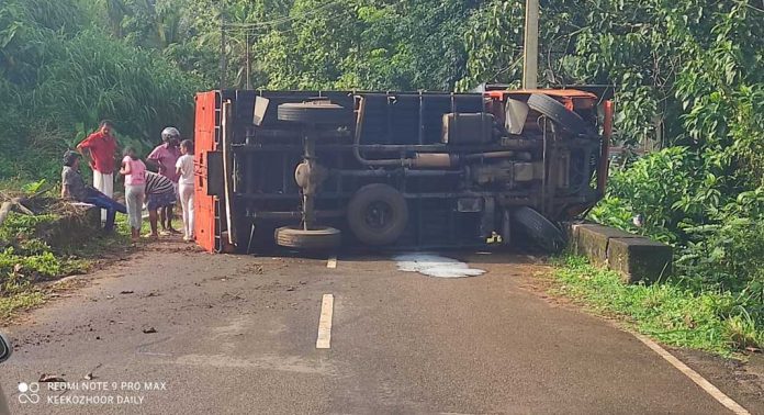 കീക്കൊഴൂർ – ഉതിമൂട് റോഡിൽ വാൻ മറിഞ്ഞ് അപകടം കീക്കൊഴൂർ – ഉതിമൂട് റോഡിൽ വാൻ മറിഞ്ഞ് അപകടം