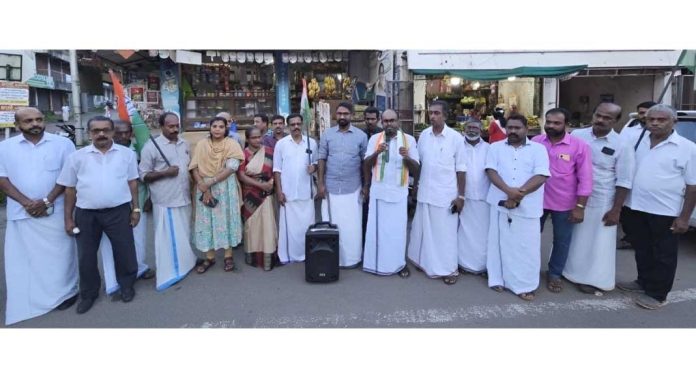 വീണ ജോർജ്ജിൻ്റെ രാജി ആവശ്യപ്പെട്ട് കോൺഗ്രസ് പഴവങ്ങാടി ടൗൺ മണ്ഡലം കമ്മിറ്റി പ്രതിഷേധ പ്രകടനവും യോഗവും നടത്തി വീണ ജോർജ്ജിൻ്റെ രാജി ആവശ്യപ്പെട്ട് കോൺഗ്രസ് പഴവങ്ങാടി ടൗൺ മണ്ഡലം കമ്മിറ്റി പ്രതിഷേധ പ്രകടനവും യോഗവും നടത്തി