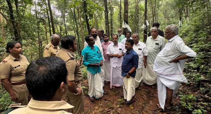 പുലിയുടെ സാന്നിധ്യം കണ്ട തോട്ടം മേഖലയിൽ എത്രയും വേഗം കൂട് വെച്ച് പുലിയെ പിടിക്കാനുള്ള നടപടി സ്വീകരിക്കണമെന്ന് അഡ്വ. പ്രമോദ് നാരായൺ എംഎൽഎ പുലിയുടെ സാന്നിധ്യം കണ്ട തോട്ടം മേഖലയിൽ എത്രയും വേഗം കൂട് വെച്ച് പുലിയെ പിടിക്കാനുള്ള നടപടി സ്വീകരിക്കണമെന്ന് അഡ്വ. പ്രമോദ് നാരായൺ എംഎൽഎ