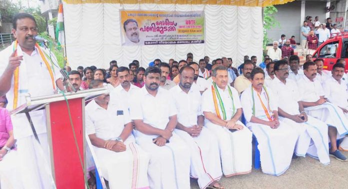 പൊതു പണിമുടക്കിന്റെ ഭാഗമായി യു ഡി ടി എഫ് ജില്ലയിൽ പ്രകടനം നടത്തി പൊതു പണിമുടക്കിന്റെ ഭാഗമായി യു ഡി ടി എഫ് ജില്ലയിൽ പ്രകടനം നടത്തി