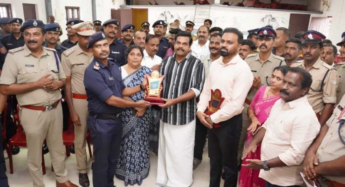 കോന്നി പയ്യനാമണ് പാറമട ദുരന്തത്തില് രക്ഷാപ്രവര്ത്തനം നടത്തിയ ഉദ്യോഗസ്ഥര്ക്ക് ആദരവ് കോന്നി പയ്യനാമണ് പാറമട ദുരന്തത്തില് രക്ഷാപ്രവര്ത്തനം നടത്തിയ ഉദ്യോഗസ്ഥര്ക്ക് ആദരവ്